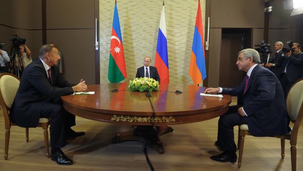 Трехсторонняя встреча президентов Азербайджана Ильхама Алиева (слева), РФ Владимира Путина (в центре) и Армении Сержа Саргсяна (справа) - Sputnik Азербайджан