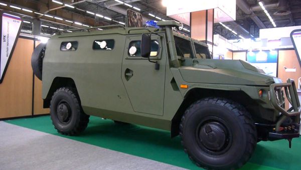 Бронеавтомобиль Тигр и другая военная техника на выставке в Париже - Sputnik Азербайджан