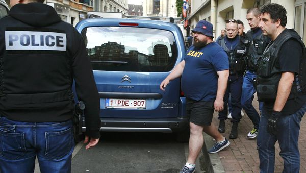 Русские болельщики, задержанные полицией. Лилль, Франция - Sputnik Азербайджан