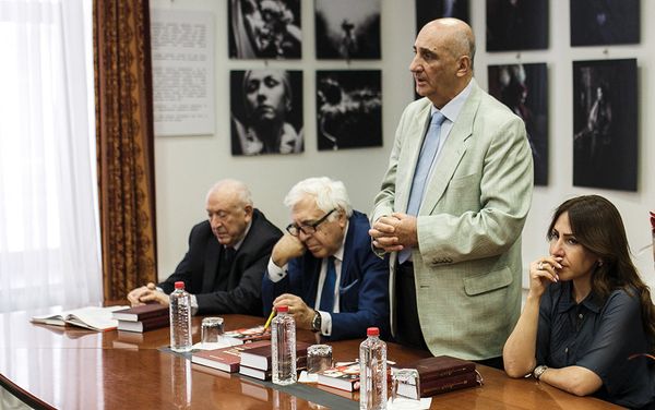 Презентация двухтомного собрания сочинений знаменитого азербайджанского писателя Анара - Sputnik Азербайджан