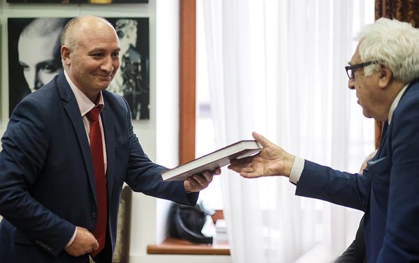 Презентация двухтомного собрания сочинений знаменитого азербайджанского писателя Анара - Sputnik Азербайджан
