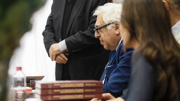 Презентация двухтомного собрания сочинений знаменитого азербайджанского писателя Анара - Sputnik Азербайджан