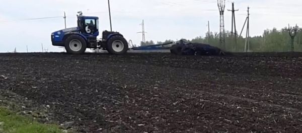 Будущее сельского хозяйства: первый беспилотный трактор вышел в поля - Sputnik Азербайджан