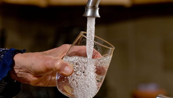 Некачественная вода из под крана. Архивное фото - Sputnik Азербайджан