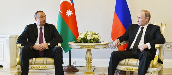 Президент России Владимир Путин (справа) и президент Азербайджана Ильхам Алиев во время встречи в Санкт-Петербурге - Sputnik Азербайджан