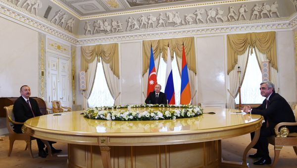 Президент России Владимир Путин, президент Азербайджана Ильхам Алиев и президент Армении Серж Саргсян во время встречи в Санкт-Петербурге - Sputnik Азербайджан
