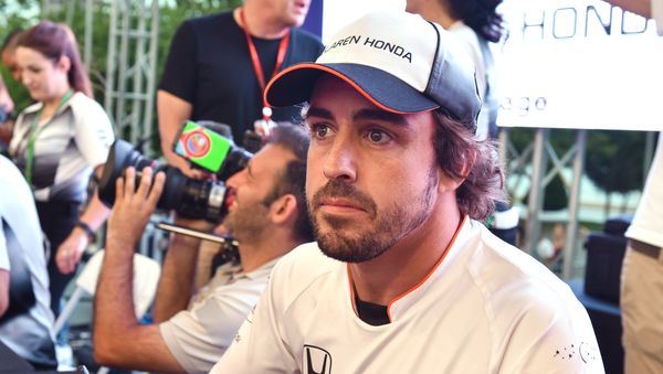 Фернандо Алонсо пилот команды McLaren Honda - Sputnik Азербайджан