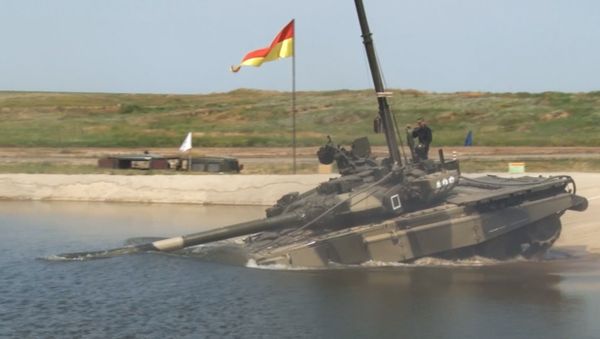 Танки грязи не боятся: бронетехника проехала под водой на учениях - Sputnik Азербайджан