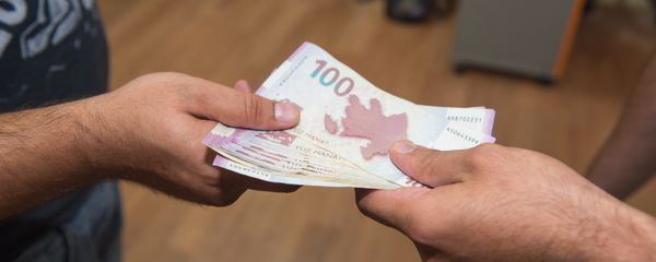 Передача денег из рук в руки - Sputnik Азербайджан