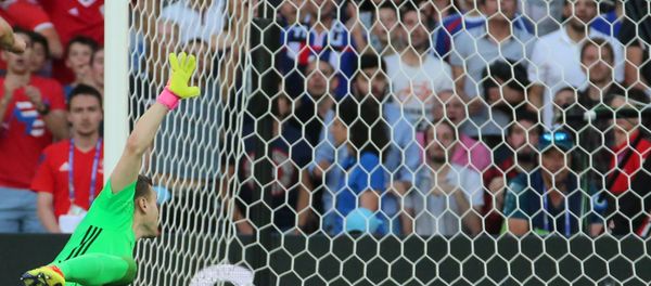 Вратарь сборной России Игорь Акинфеев пропускает мяч в свои ворота в матче группового этапа чемпионата Европы по футболу - Sputnik Азербайджан