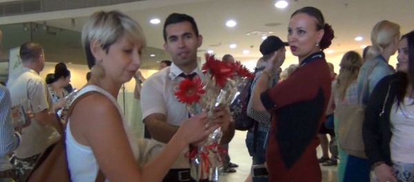 Первых за семь месяцев туристов из РФ c цветами и музыкой встретили в Анталье - Sputnik Азербайджан