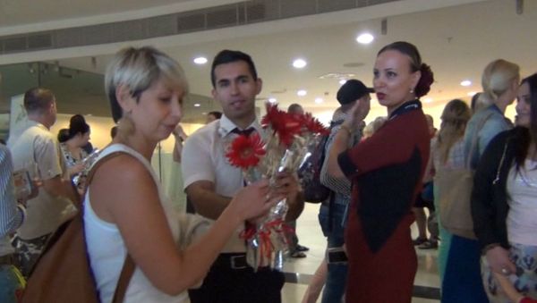 Первых за семь месяцев туристов из РФ c цветами и музыкой встретили в Анталье - Sputnik Азербайджан