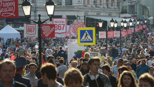 Люди на улице Кузнецкий мост Москвы - Sputnik Азербайджан
