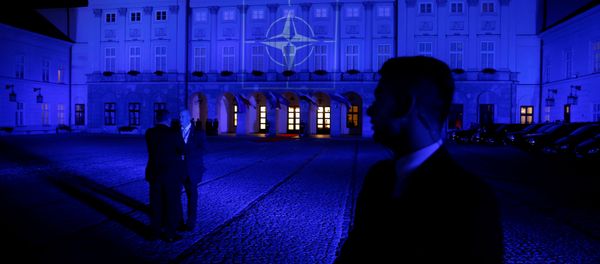 Символ НАТО на президентском дворце в Варшаве - Sputnik Азербайджан