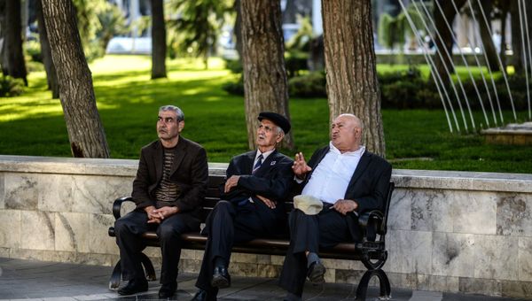 Мужчины на одной из улиц Баку - Sputnik Азербайджан