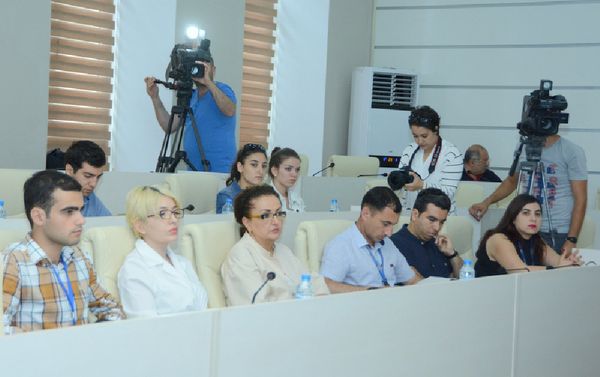 Совет общественного контроля UNEC провел пресс-конференцию по итогам летней экзаменационной сессии - Sputnik Азербайджан