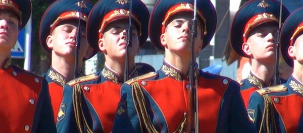 Сотни людей простились с российским полковником, убитым боевиками ИГ - Sputnik Азербайджан