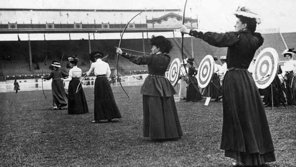 15 июля 1908 года. Женщины-лучники на летних Олимпийских играх в Лондоне - Sputnik Азербайджан