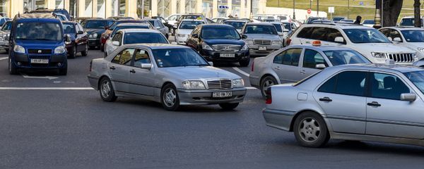 Движение транспорта на одной из центральных улиц Баку, фото из архива - Sputnik Азербайджан