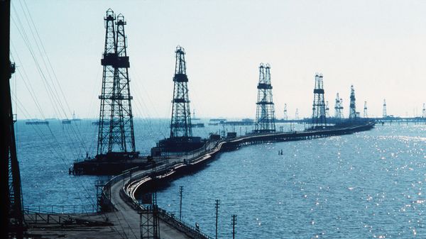 Нефтяные вышки на Каспийском море в Азербайджане - Sputnik Азербайджан