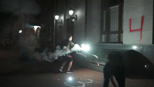Радикалы атаковали здание Россотрудничества в Киеве - Sputnik Азербайджан
