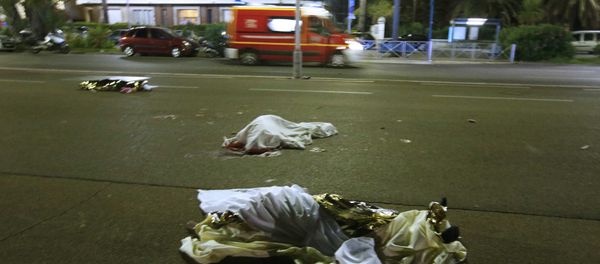 Тела погибших во врем теракта в Ницце - Sputnik Азербайджан