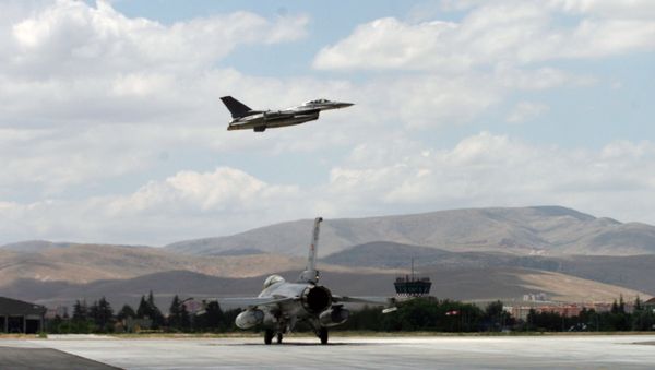 Истребители турецких ВВС F-16. Архивное фото - Sputnik Азербайджан