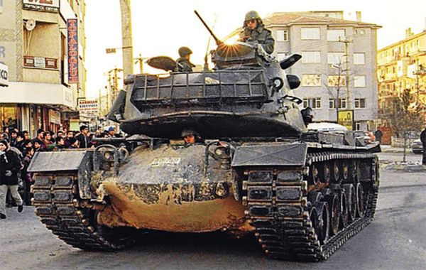 28 февраля 1997 г.  Танк путчистов на улицах Синджана - Sputnik Азербайджан