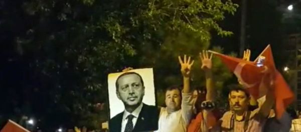 Жители Стамбула вышли с портретом Эрдогана на акцию против военного переворота - Sputnik Азербайджан