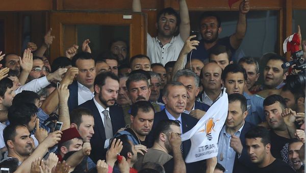 Президент Турции Эрдоган среди своих сторонников в аэропорту Ататюрк - Sputnik Азербайджан