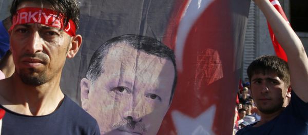 Сторонники президента Турции у здания парламента Турции в Анкаре - Sputnik Азербайджан