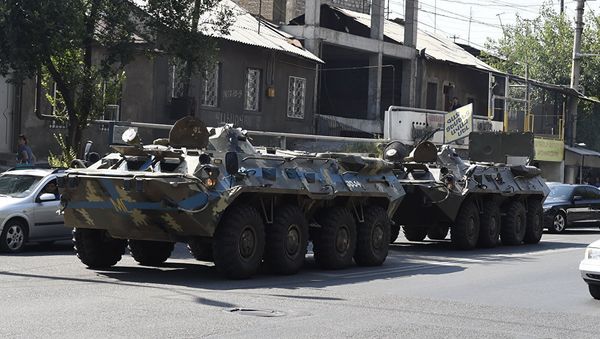 Бронетехника в районе полицейского оцепления в Ереване - Sputnik Азербайджан