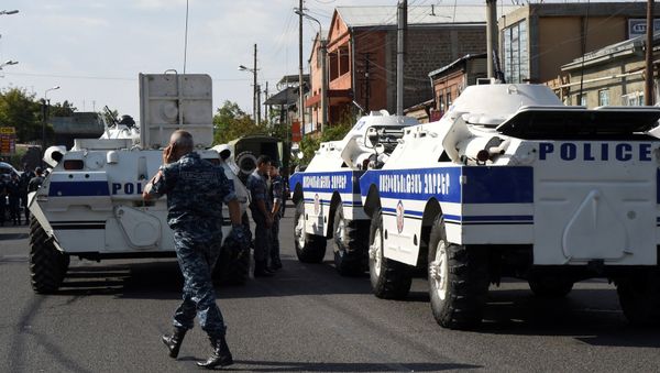 Перекрытая полицейскими улица в Ереване - Sputnik Азербайджан
