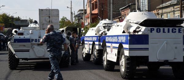 Перекрытая полицейскими улица в Ереване - Sputnik Азербайджан