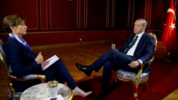 Президент Турции Реджеп Тайип Эрдоган дает эксклюзивное интервью корреспонденту CNN. Турция, Стамбул, 18 июля 2016 года - Sputnik Азербайджан