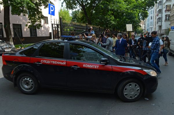 Автомобиль следственного комитета РФ у здания Главного следственного управления Следственного комитета РФ по Москве. В здания Главного следственного управления СК РФ по Москве на улице Арбат поводятся обыски. Автомобиль следственного комитета РФ у здания Главного следственного управления Следственного комитета РФ по Москве. В здания Главного следственного управления СК РФ по Москве на улице Арбат поводятся обыски. - Sputnik Азербайджан