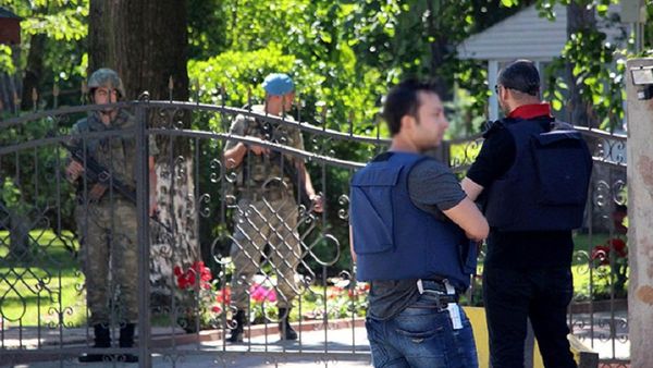 Полиция ведет обыск в доме помощника экс-президента Турции генерал-майора Исмаила Гюнешера - Sputnik Азербайджан