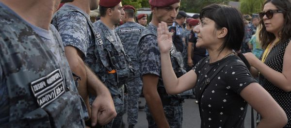 Сторонники армянской оппозиции во время протестов в Ереване. 18 июля 2016 года - Sputnik Азербайджан
