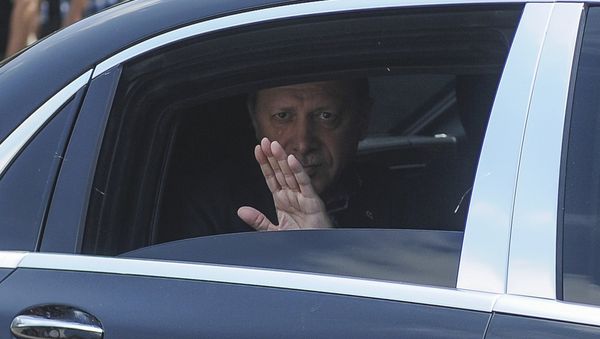 Президент Эрдоган выезжает из своей резиденции в Стамбуле для участия в панихиде по жертвам попытки военного переворота - Sputnik Азербайджан