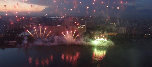 Грандиозное шоу фейерверков на фестивале Ростех в Москве. Съемка с дрона - Sputnik Азербайджан