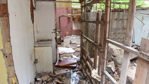 Начался снос здания, расположенного по улице Шарифзаде, 33 в Ясамальском районе - Sputnik Азербайджан