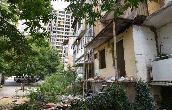 Начался снос здания, расположенного по улице Шарифзаде, 33 в Ясамальском районе - Sputnik Азербайджан