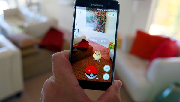 Mобильная игра Pokemon Go на экране смартфона. Архивное фото - Sputnik Азербайджан