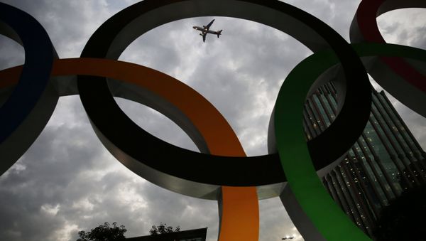 Олимпийские кольца в столице Игр-2016 Рио-де-Жанейро - Sputnik Азербайджан