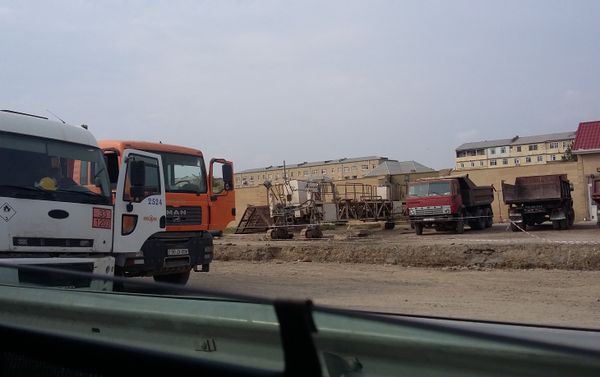 Azeravtoyol разрыли участок дороги начиная от водохранилища Джейранбатан и до самого въезда в одноименный поселок и засыпали его землей - Sputnik Азербайджан