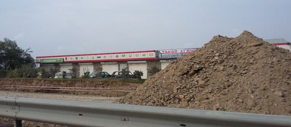 Azeravtoyol разрыли участок дороги начиная от водохранилища Джейранбатан и до самого въезда в одноименный поселок и засыпают его землей - Sputnik Азербайджан