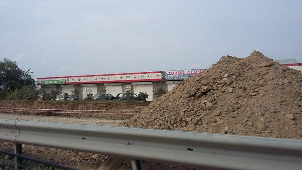 Azeravtoyol разрыли участок дороги начиная от водохранилища Джейранбатан и до самого въезда в одноименный поселок и засыпают его землей - Sputnik Азербайджан
