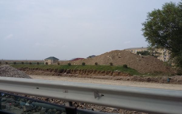 Azeravtoyol разрыли участок дороги начиная от водохранилища Джейранбатан и до самого въезда в одноименный поселок и засыпали его землей - Sputnik Азербайджан