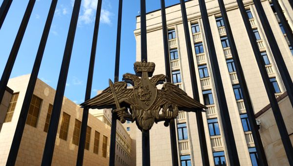 Герб на ограде здания министерства обороны РФ на Фрунзенской набережной в Москве - Sputnik Азербайджан