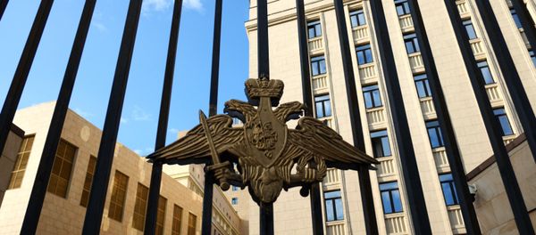 Герб на ограде здания министерства обороны РФ на Фрунзенской набережной в Москве - Sputnik Азербайджан